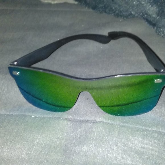 Reflective Mirrored Stylish Sunglasses - Picture 1 of 4